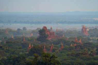 Bagan şehrinin burma tapınaklarının havadan görünüşü balondan, unesko dünya mirasından orman ağaçları, Myanmar veya Burma 'dan. Turizm beldesi.