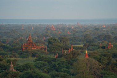 Bagan şehrinin burma tapınaklarının havadan görünüşü balondan, unesko dünya mirasından orman ağaçları, Myanmar veya Burma 'dan. Turizm beldesi.