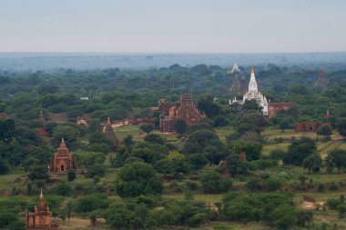 Bagan şehrinin burma tapınaklarının havadan görünüşü balondan, unesko dünya mirasından orman ağaçları, Myanmar veya Burma 'dan. Turizm beldesi.