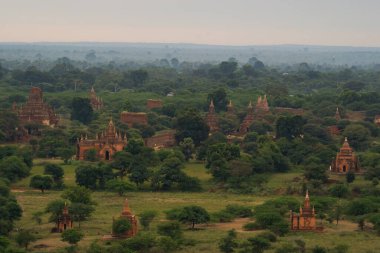 Bagan şehrinin burma tapınaklarının havadan görünüşü balondan, unesko dünya mirasından orman ağaçları, Myanmar veya Burma 'dan. Turizm beldesi.