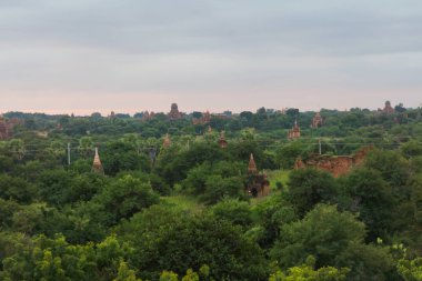 Bagan şehrinin burma tapınaklarının havadan görünüşü balondan, unesko dünya mirasından orman ağaçları, Myanmar veya Burma 'dan. Turizm beldesi.