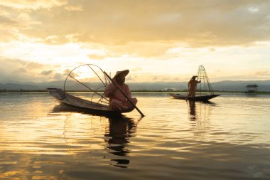 Birmanyalı balıkçılar, Myanmar 'da Asya' nın doğal nehri olan Unle Gölü 'nde tatlı su balığı yakalamak için ağ atıyor ya da atıyorlar. İnsan yaşam tarzı.