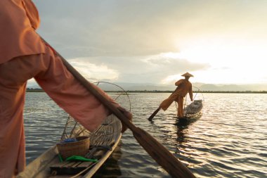 Birmanyalı balıkçılar, Myanmar 'da Asya' nın doğal nehri olan Unle Gölü 'nde tatlı su balığı yakalamak için ağ atıyor ya da atıyorlar. İnsan yaşam tarzı.