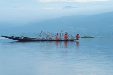 Birmanyalı balıkçılar, Myanmar 'da Asya' nın doğal nehri olan Unle Gölü 'nde tatlı su balığı yakalamak için ağ atıyor ya da atıyorlar. İnsan yaşam tarzı.