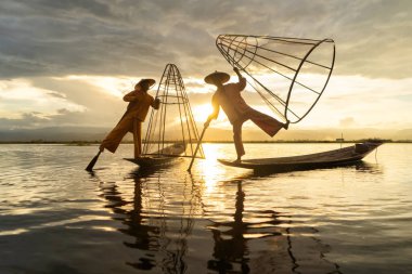 Birmanyalı balıkçılar, Myanmar 'da Asya' nın doğal nehri olan Unle Gölü 'nde tatlı su balığı yakalamak için ağ atıyor ya da atıyorlar. İnsan yaşam tarzı.