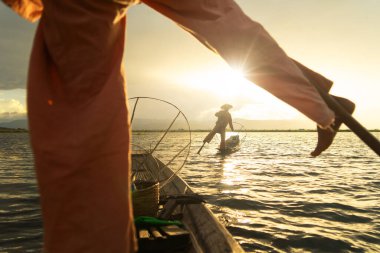 Birmanyalı balıkçılar, Myanmar 'da Asya' nın doğal nehri olan Unle Gölü 'nde tatlı su balığı yakalamak için ağ atıyor ya da atıyorlar. İnsan yaşam tarzı.