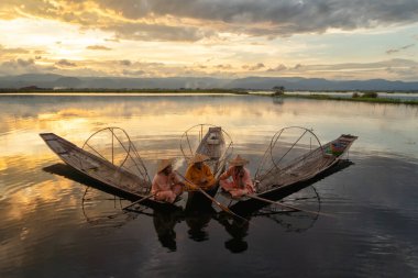 Birmanyalı balıkçılar, Myanmar 'da Asya' nın doğal nehri olan Unle Gölü 'nde tatlı su balığı yakalamak için ağ atıyor ya da atıyorlar. İnsan yaşam tarzı.