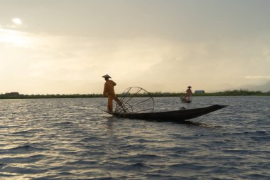 Birmanyalı balıkçılar, Myanmar 'da Asya' nın doğal nehri olan Unle Gölü 'nde tatlı su balığı yakalamak için ağ atıyor ya da atıyorlar. İnsan yaşam tarzı.