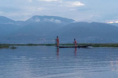 Birmanyalı balıkçılar, Myanmar 'da Asya' nın doğal nehri olan Unle Gölü 'nde tatlı su balığı yakalamak için ağ atıyor ya da atıyorlar. İnsan yaşam tarzı.