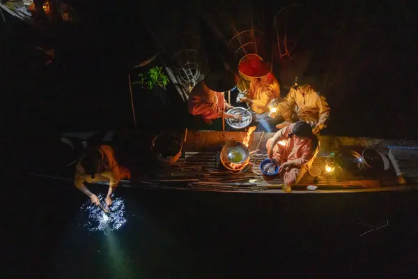 ミャンマーの漁師は ミャンマーのアジアの天然川アンレ湖で淡水魚を捕獲するための網を投げたり投げたりします 人々のライフスタイル — ストック写真