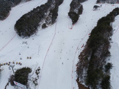 Kar dağı olan kayak merkezinin hava manzarası, kış mevsiminde spor eğlencesi..