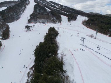 Kar dağı olan kayak merkezinin hava manzarası, kış mevsiminde spor eğlencesi..