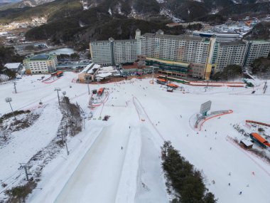 Kar dağı olan kayak merkezinin hava manzarası, kış mevsiminde spor eğlencesi..