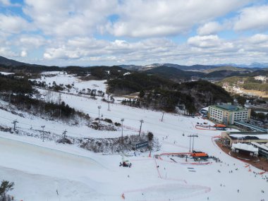 Kar dağı olan kayak merkezinin hava manzarası, kış mevsiminde spor eğlencesi..