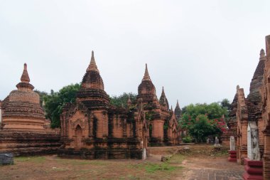 Bagan şehrinin Birmanya tapınakları balondan, orman ağaçları, Myanmar ya da Burma 'nın unesko dünya mirasından. Turizm beldesi.
