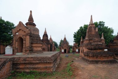 Bagan şehrinin Birmanya tapınakları balondan, orman ağaçları, Myanmar ya da Burma 'nın unesko dünya mirasından. Turizm beldesi.