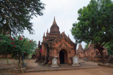 Bagan şehrinin Birmanya tapınakları balondan, orman ağaçları, Myanmar ya da Burma 'nın unesko dünya mirasından. Turizm beldesi.
