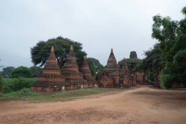 Bagan şehrinin Birmanya tapınakları balondan, orman ağaçları, Myanmar ya da Burma 'nın unesko dünya mirasından. Turizm beldesi.