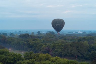 Bagan şehrinin Birmanya tapınaklarında uçan balonlar, orman ağaçları, Myanmar veya Burma 'nın unesko dünya mirası. Turizm beldesi.