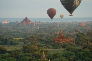Bagan şehrinin Birmanya tapınaklarında uçan balonlar, orman ağaçları, Myanmar veya Burma 'nın unesko dünya mirası. Turizm beldesi.