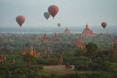 Bagan şehrinin Birmanya tapınaklarında uçan balonlar, orman ağaçları, Myanmar veya Burma 'nın unesko dünya mirası. Turizm beldesi.