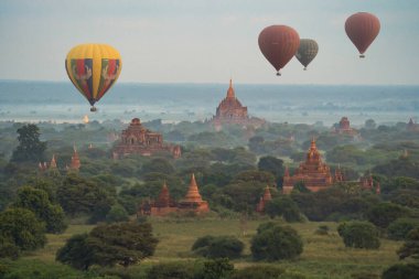 Bagan şehrinin Birmanya tapınaklarında uçan balonlar, orman ağaçları, Myanmar veya Burma 'nın unesko dünya mirası. Turizm beldesi.