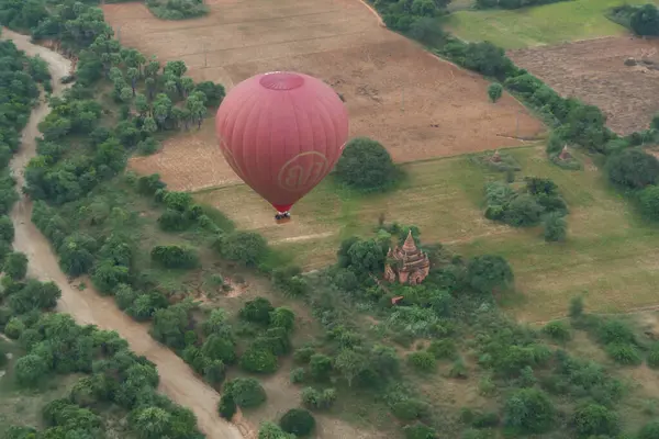 バガンシティのミャンマーの寺院を風船から飛ぶ風船 森林木 ミャンマー ビルマの世界遺産 観光地について — ストック写真