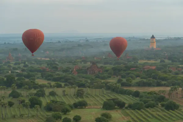 Luftballons Fliegen Von Einem Ballon Aus Über Die Burmesischen Tempel — Stockfoto
