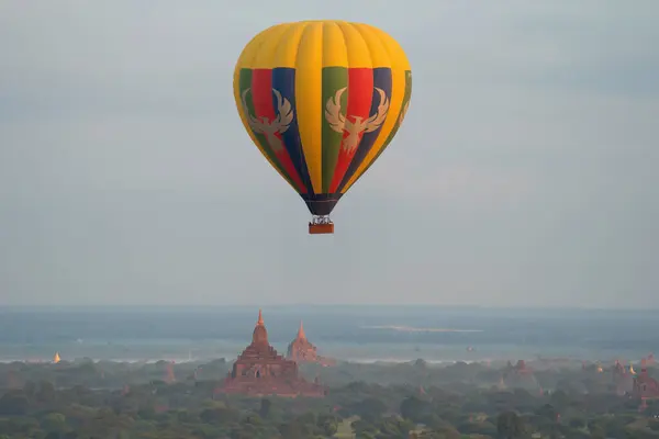 Bagan Şehrinin Birmanya Tapınaklarında Uçan Balonlar Orman Ağaçları Myanmar Veya — Stok fotoğraf