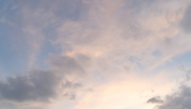 Gün batımı gökyüzü. Soyut doğa geçmişi. Alacakaranlık vakti turuncu renkli bulutlarla dramatik mavi.