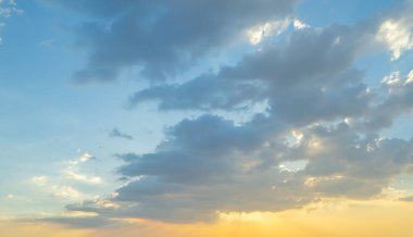 Gün batımı gökyüzü. Soyut doğa geçmişi. Alacakaranlık vakti turuncu renkli bulutlarla dramatik mavi.