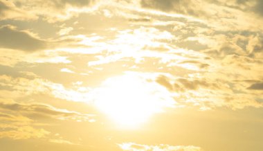 Gün batımı gökyüzü. Soyut doğa geçmişi. Alacakaranlık vakti turuncu renkli bulutlarla dramatik mavi.