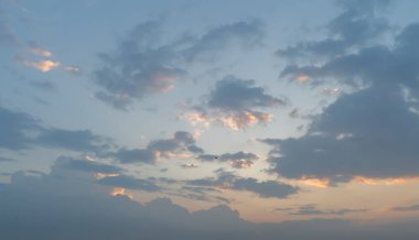 Gün batımı gökyüzü. Soyut doğa geçmişi. Alacakaranlık vakti turuncu renkli bulutlarla dramatik mavi.