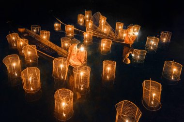 Balıkçı, Myanmar 'da Asya' nın doğal nehri olan Unle Gölü 'nde tatlı su balığı yakalamak için aydınlatılmış ağlar yapıyor. İnsan yaşam tarzı.