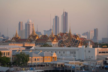 Bangkok, Tayland 'daki Zümrüt Buda Tapınağı' nda altın tapınak. Wat Phra Kaew ve büyük saray eski kasaba, şehir. Budist tapınağı, Tayland mimarisi. Turistik bir yer..