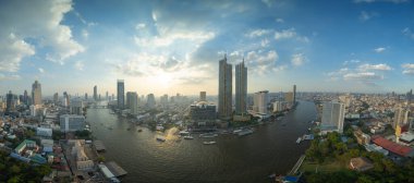 Chao Phraya nehri, Bangkok şehir merkezi ile gemi ve Taksin Köprüsü 'nün havadan görüntüsü. Tayland. Finans bölgesi ve akıllı kentlerdeki iş merkezleri. Gökdelen ve yüksek binalar.