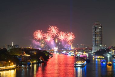 Memorial Köprüsü 'nde havai fişekler, Phra Pok Klao Köprüsü' nde binalar ve gece Chao Phraya Nehri 'nde. Şehir merkezi, Bangkok, Tayland.