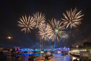 Memorial Köprüsü 'nde havai fişekler, Phra Pok Klao Köprüsü' nde binalar ve gece Chao Phraya Nehri 'nde. Şehir merkezi, Bangkok, Tayland.