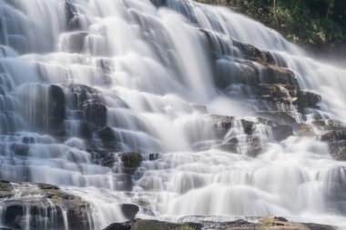 Mae Ya Şelalesi, Doi Inthanon Ulusal Parkı, Chiangmai, Tayland. Ünlü doğa manzarası arka planı