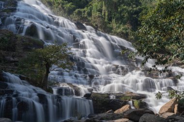 Mae Ya Şelalesi, Doi Inthanon Ulusal Parkı, Chiangmai, Tayland. Ünlü doğa manzarası arka planı