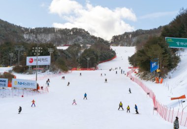 Kar dağlı kayak merkezi, kış mevsiminde eğlence..