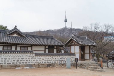Seul Kulesi, Güney Kore Asya 'da şehir merkezinde. Gökdelen ve yüksek binalar.