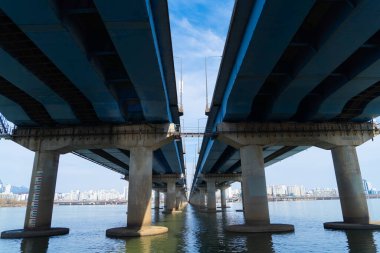 Güney Kore 'de nehir gölü silueti olan Seul şehir merkezindeki su seviyesi göstergesi. Finansal bölge ve Asya 'nın akıllı kentsel kentindeki iş merkezleri. Gökdelen ve yüksek binalar.