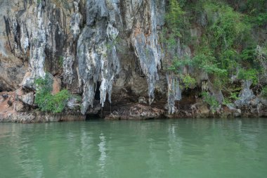 Açık mavi turkuaz deniz suyu, Tayland 'da yaz mevsiminde Phuket adasında Andaman denizi. Okyanus desenli duvar kağıdı arka planında su.