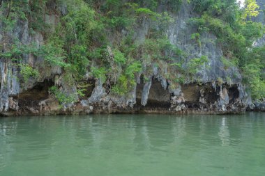 Açık mavi turkuaz deniz suyu, Tayland 'da yaz mevsiminde Phuket adasında Andaman denizi. Okyanus desenli duvar kağıdı arka planında su.