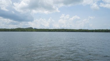 Açık mavi turkuaz deniz suyu, Tayland 'da yaz mevsiminde Phuket adasında Andaman denizi. Okyanus desenli duvar kağıdı arka planında su.