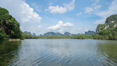 Açık mavi turkuaz deniz suyu, Tayland 'da yaz mevsiminde Phuket adasında Andaman denizi. Okyanus desenli duvar kağıdı arka planında su.
