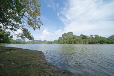Açık mavi turkuaz deniz suyu, Tayland 'da yaz mevsiminde Phuket adasında Andaman denizi. Okyanus desenli duvar kağıdı arka planında su.