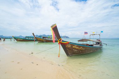 Açık mavi turkuaz deniz suyu, Tayland 'da yaz mevsiminde Phuket adasında Andaman denizi. Okyanus desenli duvar kağıdı arka planında su.