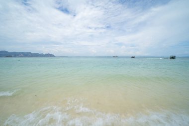 Açık mavi turkuaz deniz suyu, Tayland 'da yaz mevsiminde Phuket adasında Andaman denizi. Okyanus desenli duvar kağıdı arka planında su.